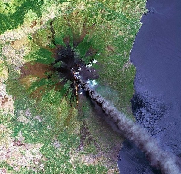 Извержение вулкана. Вид из космоса..jpg