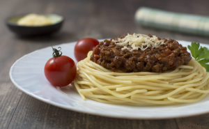 Спагетти-с-фаршем-и-соусом-«Болоньезе»-300x185.jpg
